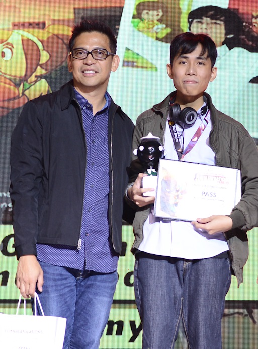 Student Division’s Grand Prize winner Christian Lemuel Ibong (right), who also won the Best in Storytelling prize for his film “Pass” with Film Development Council of the Philippines (FCDP) Executive Director Wilfredo Manalang