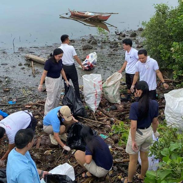 SM City Sorsogon conducts a cleanup by the pier site of Brgy. Talisay and Bitan-o.
