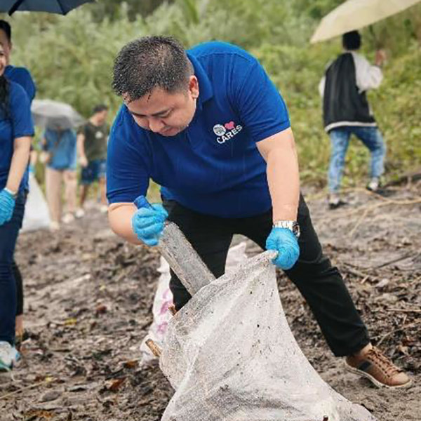 SM City Olongapo Central and SM City Olongapo Downtown volunteers return to Kalaklan Parola for a cleanup. 