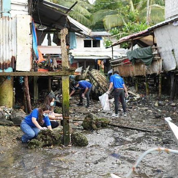 Volunteers from SM City Puerto Princesa help clean the coastal barangays of Puerto Princesa City Walk Bay.