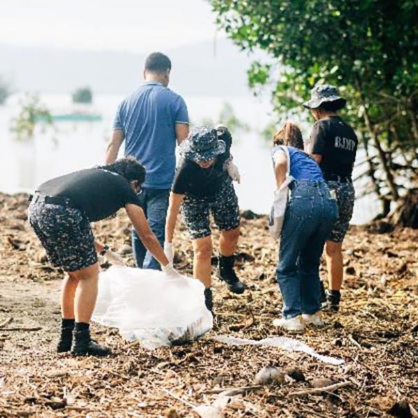 SM City General Santos volunteers clear up Bauayan River.