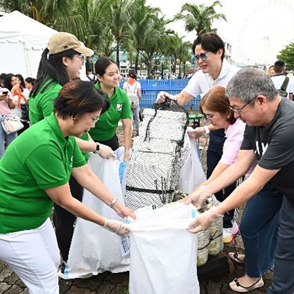 SM executives and Pasay City LGU join the fight for a trash-free Manila Bay at SM by the Bay at the SM Mall of Asia Complex.