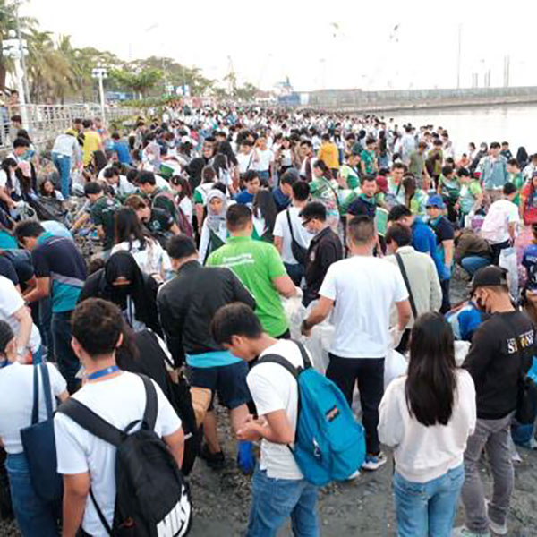 SM City Mindoro volunteers gather to clean the RT Lim Boulevard.