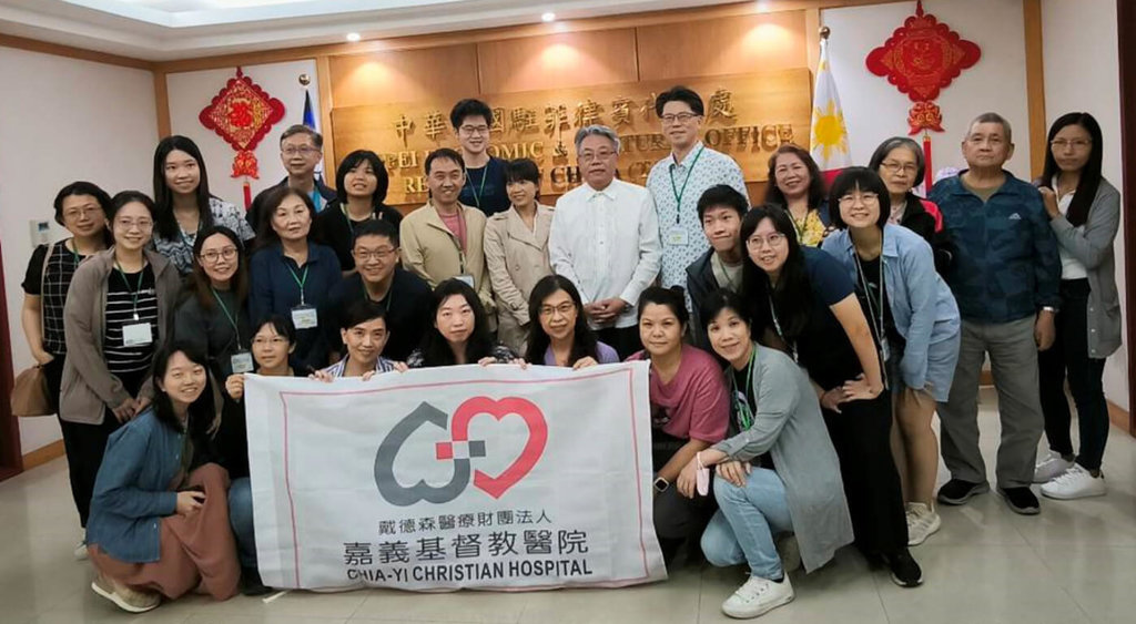 On September 13 TECO Deputy Representative Yang Deng-shi (center in white) met with the Chiayi Christian Hospital team, who came to the Philippines for a medical mission, and discussed future medical cooperation with Superintendent Dr. Chen Wei (next to Yang, wearing an ID badge). (Photo provided by the Chiayi Christian Hospital medical mission team)