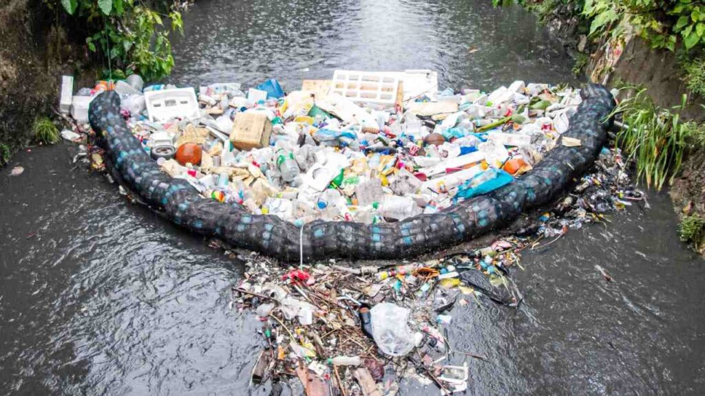 An innovative plastic collection device in a Manila estero. (Photo from World Bank)