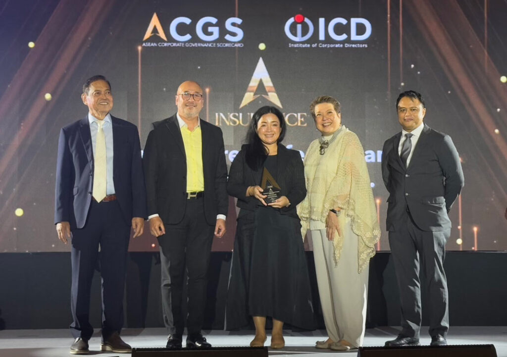 Abbiegail Divinagracia Sac (center), Manulife Philippines head of Legal and Corporate Secretary, receive the Golden Arrow award. With (from left) ICD chairman Pedro Maniego Jr., president and CEO Jonathan Juan Moreno, ICD board member Maria Celeste Narciso, and deputy commissioner of the Insurance Commission Martin John Yasay.
