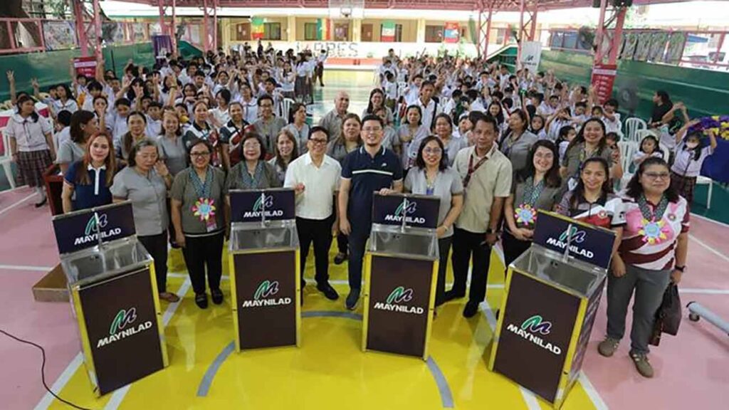 Maynilad Corporate Marketing head Rosmon Tuazon (center) with around 200 students from Padre Burgos Elementary School in Pasay City. Joining him are  DepEd and school officials.